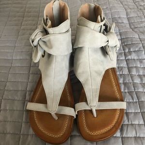 Women’s Size 7.5 Tan Sandals w/Zipper Back